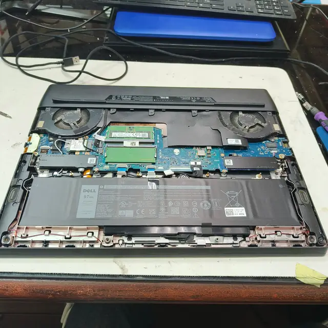 Alienware laptop internal cleaning fan dust battery 97Wh