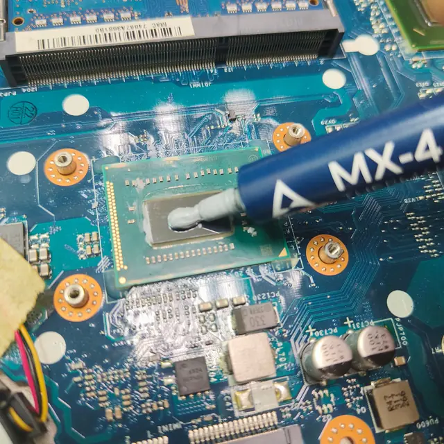 Arctic MX-4 thermal paste on an Intel CPU: close-up
