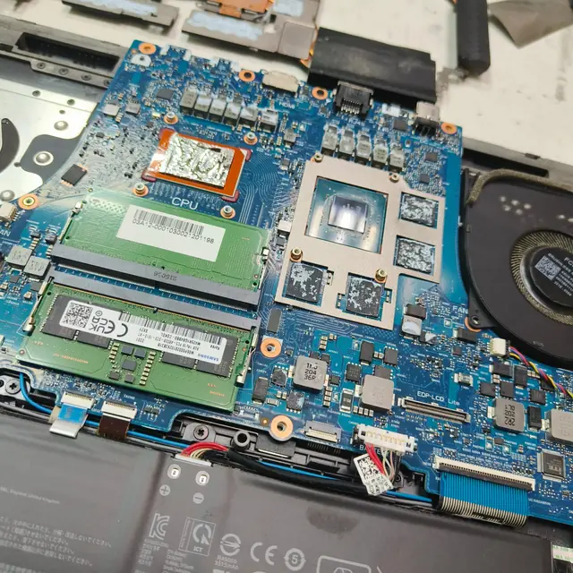 ASUS ROG Strix G15 G513R CPU and GPU old thermal paste before repaste