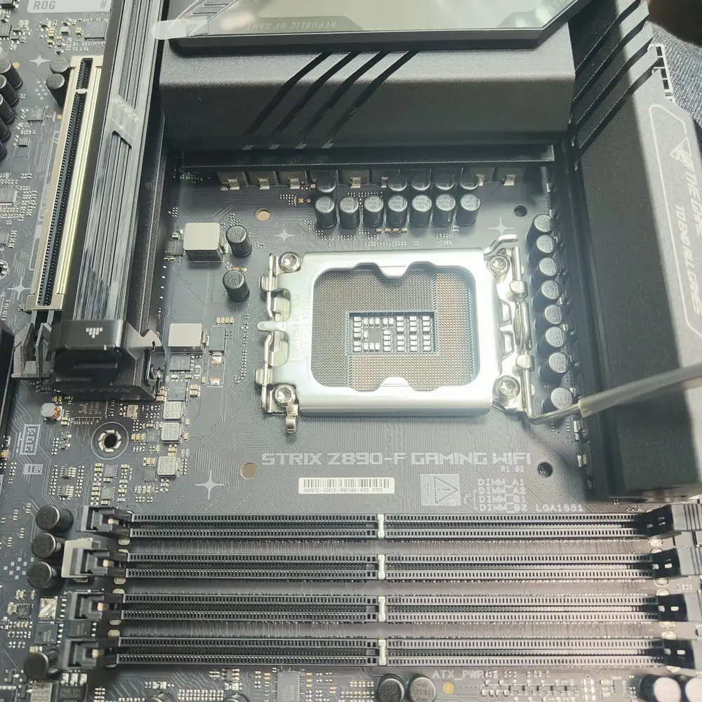 ASUS ROG strix Z890F motherboard CPU socket install