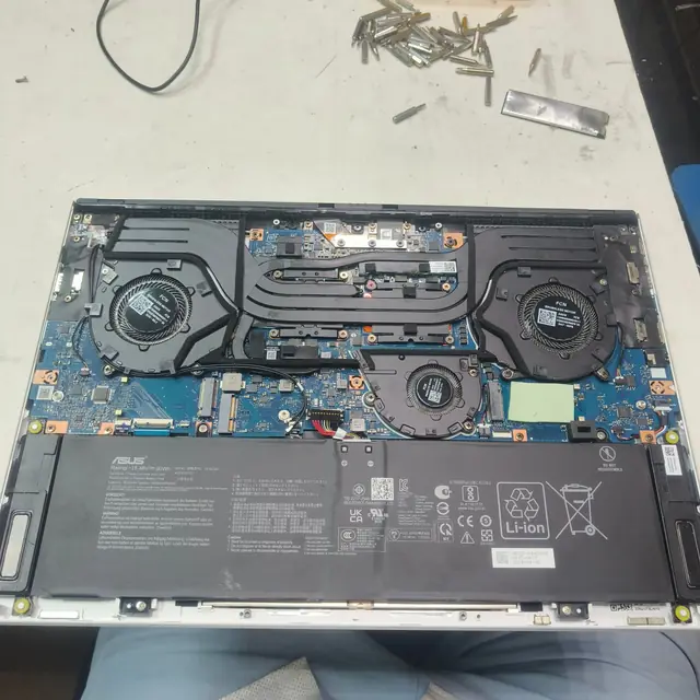 ASUS ROG Zephyrus G16 GU605 opened 90Wh battery triple fan cooling