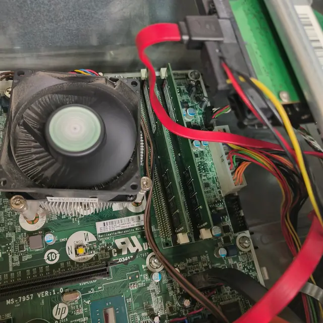 HP desktop PC CPU cooler fan and RAM slots inside view