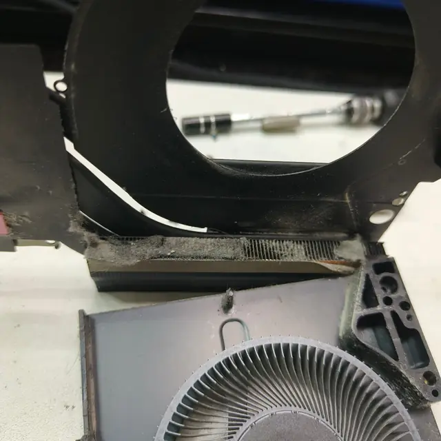 Laptop heatsink fins clogged with dust overheating