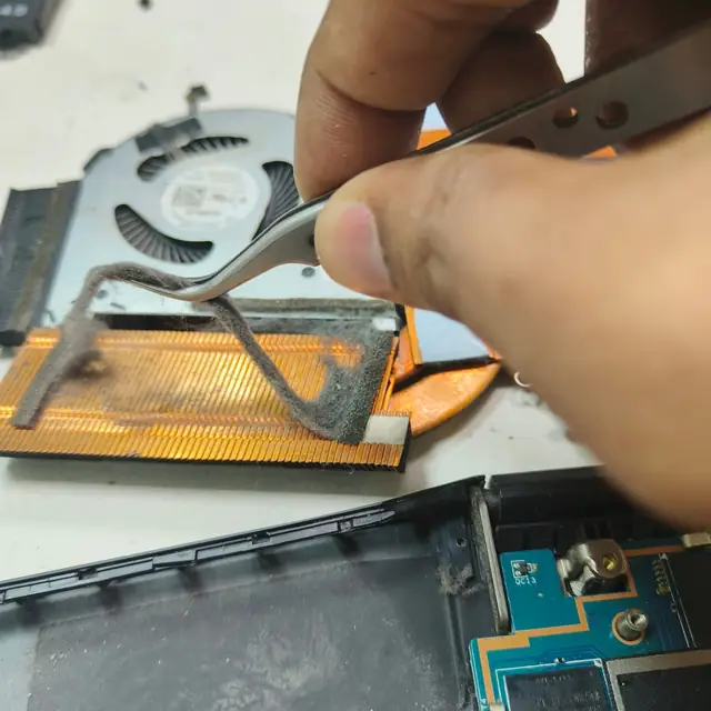 Laptop internal cleaning dust removal service