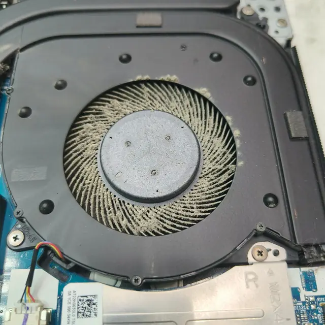Lenovo Legion laptop right fan dust buildup