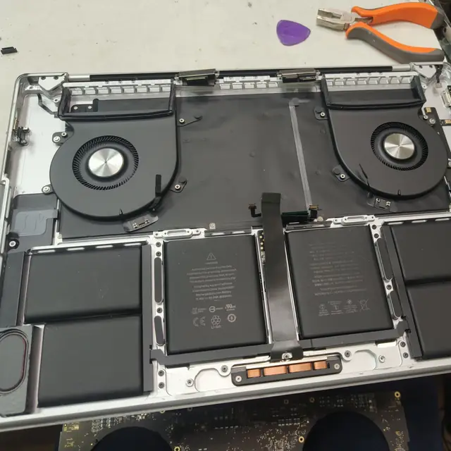MacBook Pro 16-inch (2021) A2527: internal fans and battery