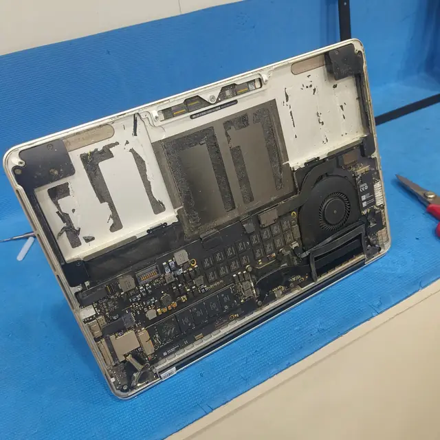 MacBook Pro Retina 13-inch A1502: inside with the battery removed
